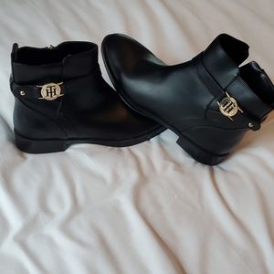 NWOT Tommy Hilfiger Ankle Boots Size 9